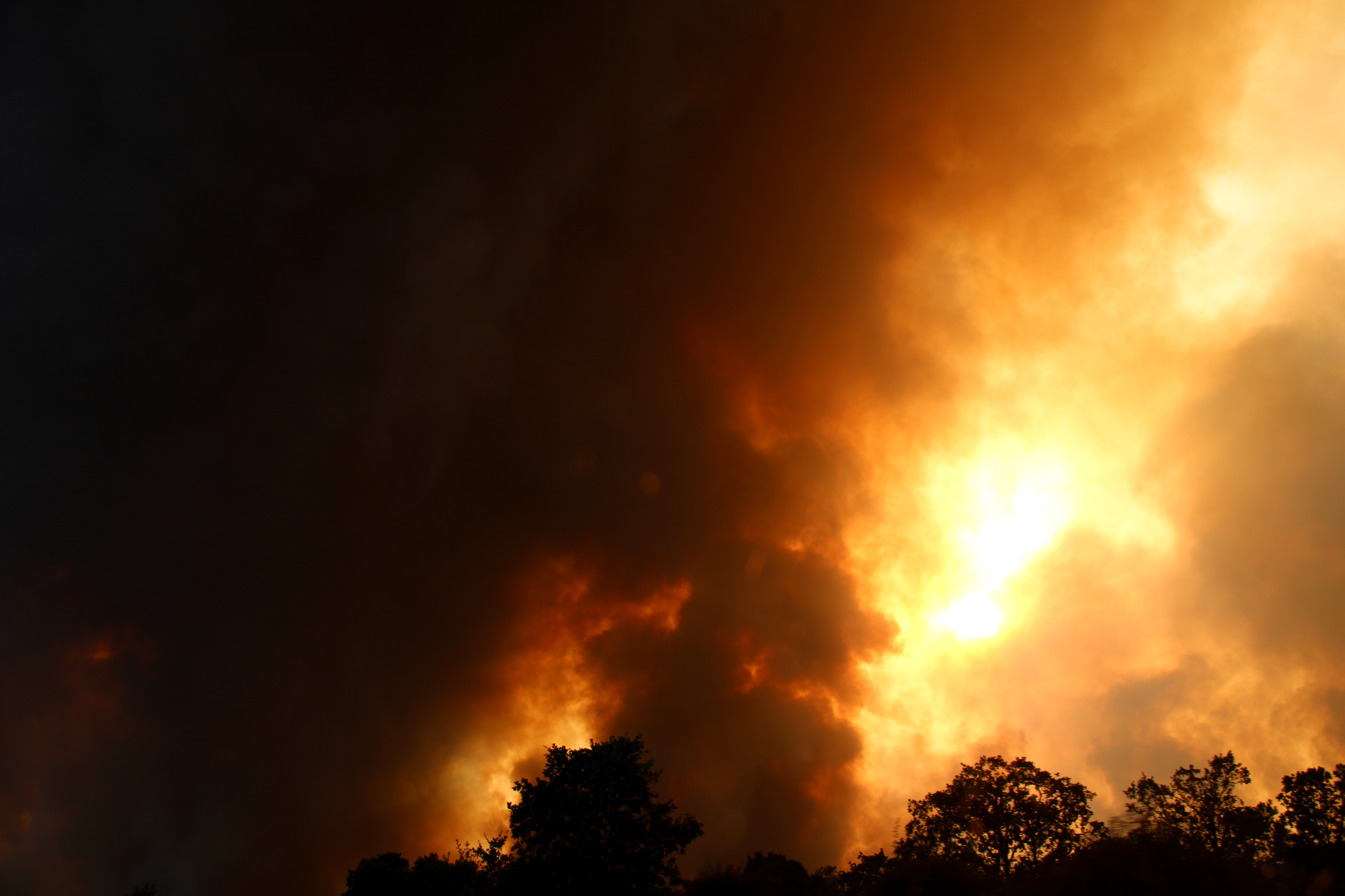 El incendio llega a las inmediaciones del Mes&oacute;n Las Tres Chimeneas