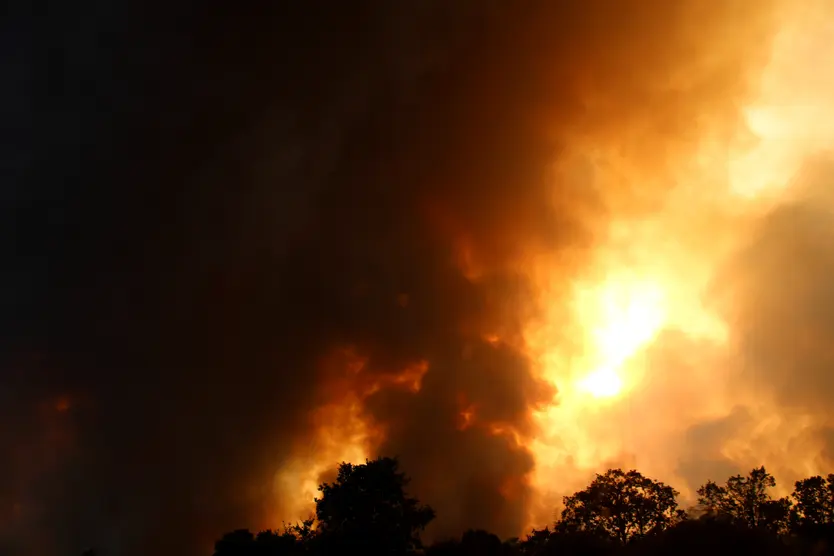 El incendio llega a las inmediaciones del Mesón Las Tres Chimeneas
