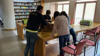 La biblioteca municipal de Peñaranda ha acogido un Escape Room titulado «Enigma Delibes»