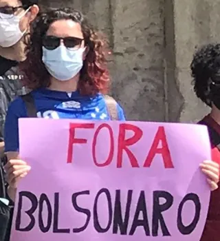 Una manifestante sostiene un cartel que reza "Fora Bolsonaro".