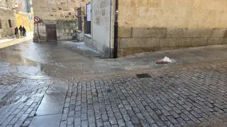 Reventón de agua en la calle Miñagustín. Fotos Andrea M.