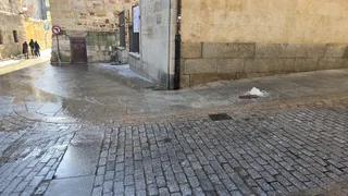 Reventón de agua en la calle Miñagustín. Fotos Andrea M.