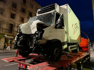 La Gran Vía queda cortada al tráfico debido a un fuerte accidente