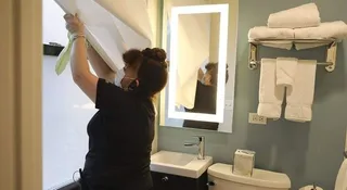 Una trabajadora de un hotel durante la pandemia de COVID-19. | FOTO: EUROPA PRESS