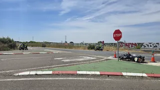 Accidente entre una moto y un turismo en Galindo y Perahuy