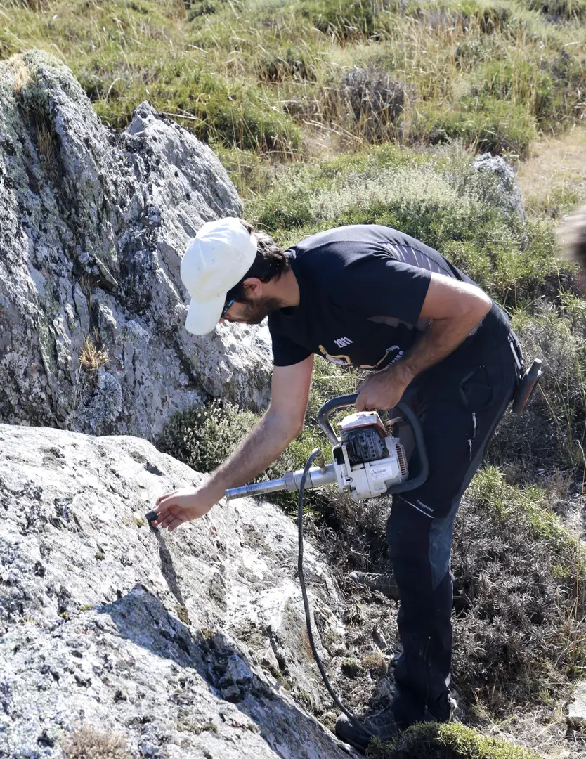 El geólogo Javier Fernández Lozano toma muestras volcánicas en La Cabrera | Foto: ICAL