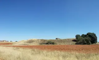 Elevación del terreno creada por los restos enterrados del castillo de Lagunas Rubias, en Aldeanueva de Figueroa.