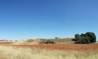 Elevación del terreno creada por los restos enterrados del castillo de Lagunas Rubias, en Aldeanueva de Figueroa.