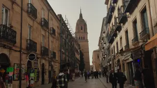 Edificios apuntalados en la Rúa Mayor