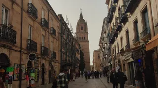 Edificios apuntalados en la Rúa Mayor