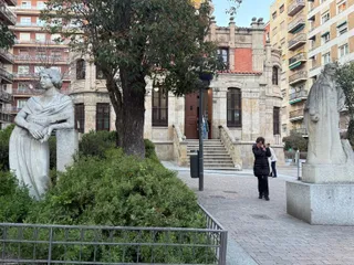 Esculturas El Ama y el Poeta, en la Plaza de Gabriel y Galán