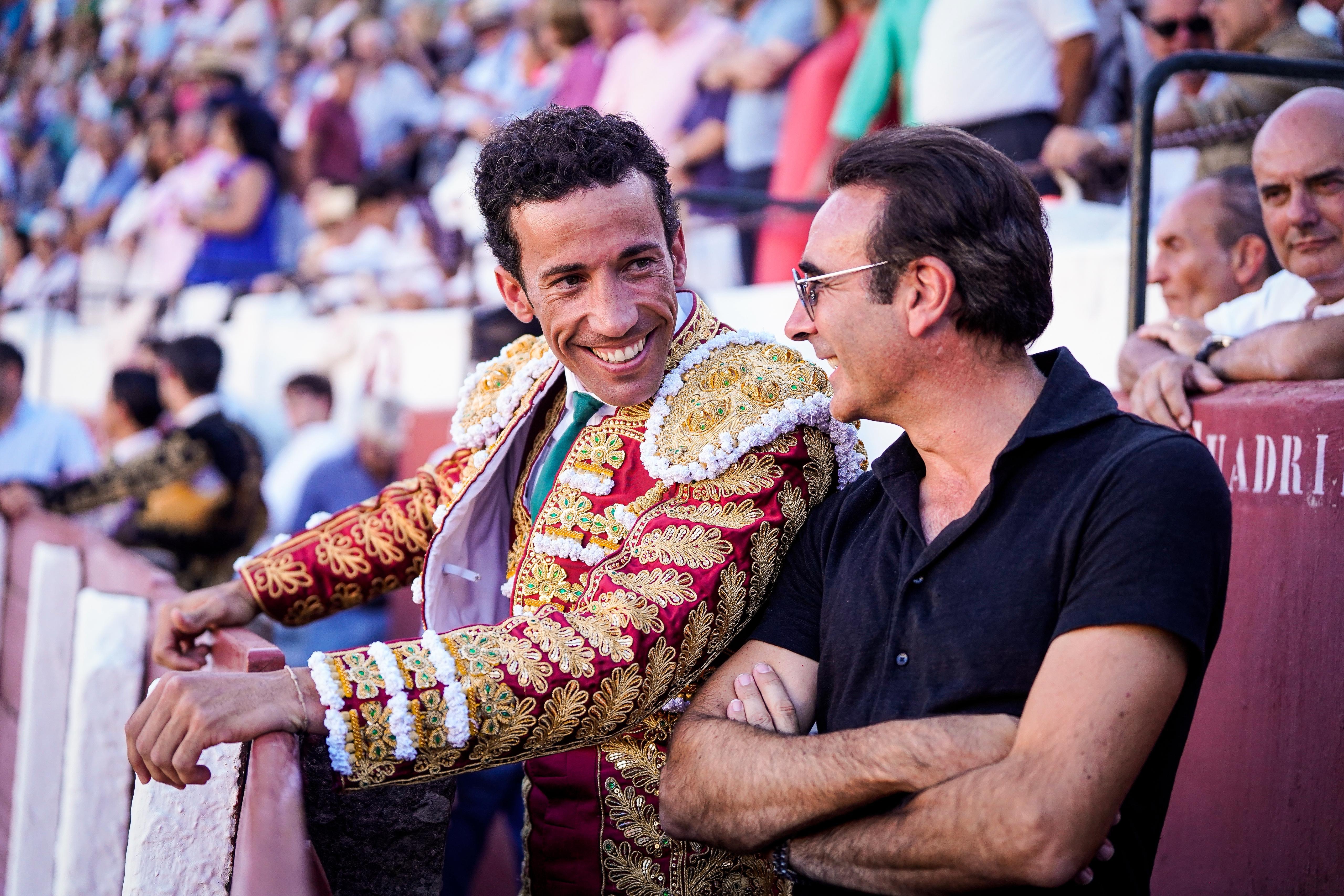 El torero David de Miranda conversando con el maestro Enrique Ponce durante una corrida de toros | Vanesa Santos