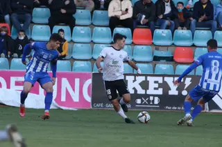 Ribeiro, en una acción ante el Avilés / FOTO SALAMANCA24HORAS.COM