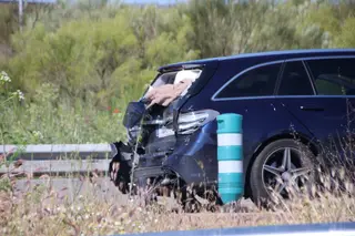 Colisión entre un camión y un turismo junto al puente de la Salud