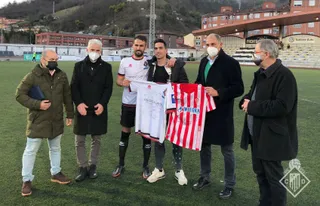 Borja Navarro en un acto por su retirada del fútbol en el último club que militó, El Caudal | Foto: Caudal