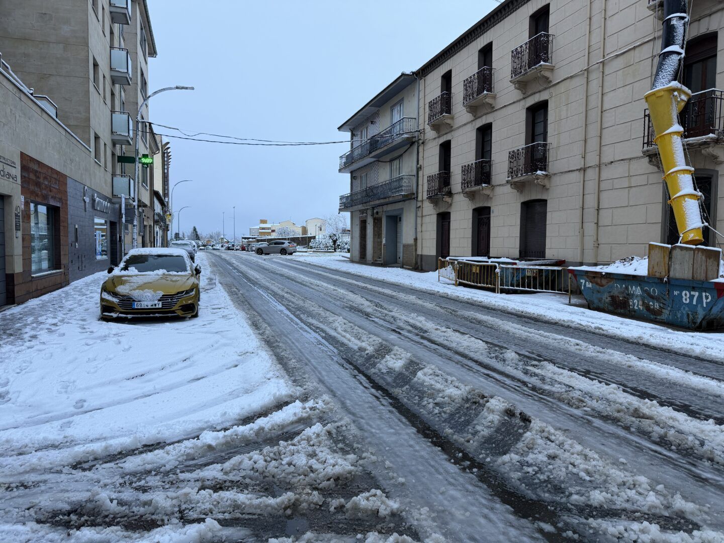 Guijuelo se tiñe de blanco por las nieves de Salamanca y los operarios del Ayuntamiento trabajan en labores de mantenimiento
