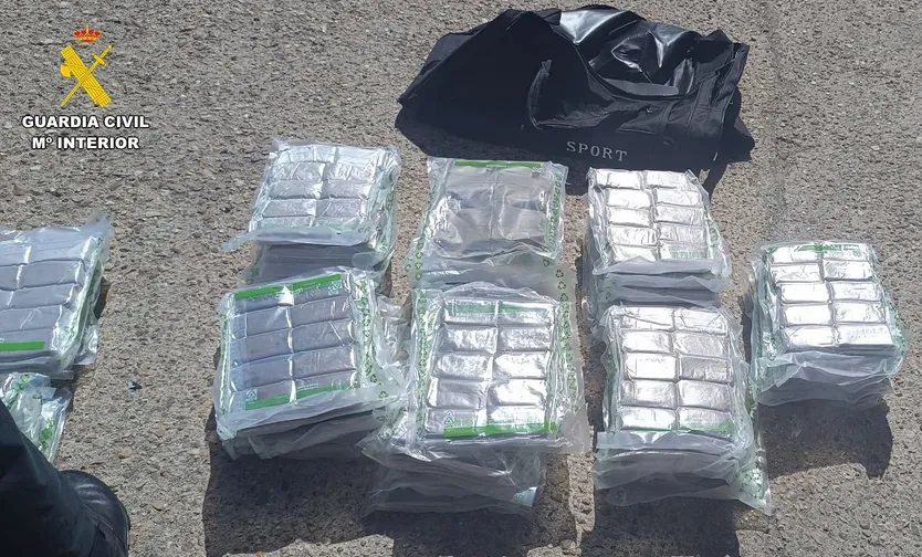 Detenido en Navacarros con más de 76 kilos de hachís en el interior de su vehículo