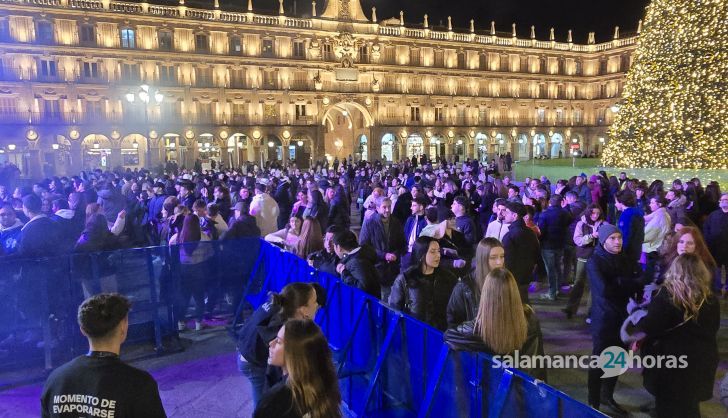 Estado de la Plaza Mayor de Salamanca a las 20:00 horas por el Fin de Año Universitario 2024. Foto Andrea M. 