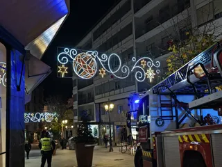 Cortocircuito en un arco de luces en la calle Arco (2)
