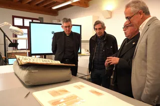 El rector de la UPSA entrega al deán del Cabildo de la Catedral un cantoral restaurado de Sebastián de Vivanco, datado en 1608