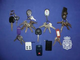 LLAVES Y MANDOS DETENIDOS GARAJES. PRENSA (1)