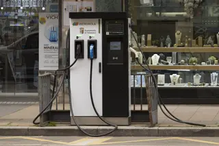 Cargador de coche eléctrico en el paseo de la Estación de Salamanca, archivo