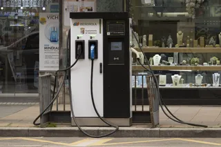 Cargador de coche eléctrico en el paseo de la Estación de Salamanca, archivo