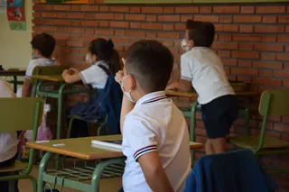 Foto de archivo de un niño en un aula