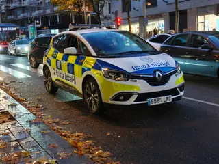 Los bomberos y la Policía Local de Salamanca se movilizan por el humo de un coche junto a la Plaza de España