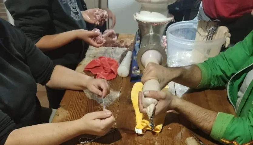 Embutiendo salchichón en matanza domiciliaria1