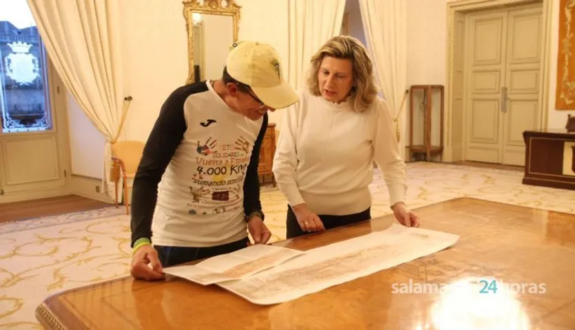 Vega Villar, recibe a José Antonio Nieto, quien está recorriendo España a pie con el reto solidario ‘Sumando sonrisas’