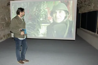 Javier Panera, director del Servicio de Actividades Culturales de la USAL, ante la proyección del artista Ausín Sáinz en 4WALLS II (2026). /Raquel J. Santos (Comunicación USAL)