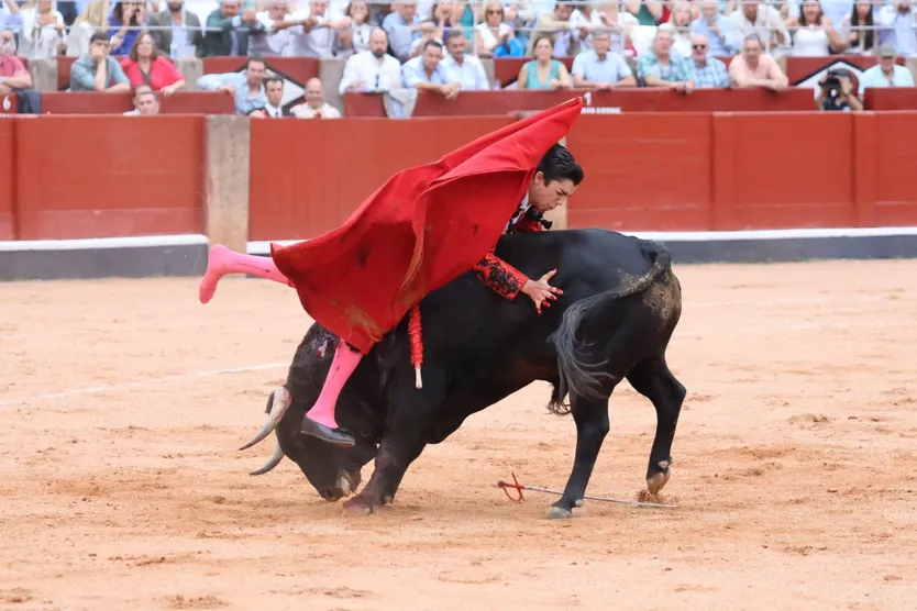 Voltereta de Marco Pérez en el cuarto toro de la tarde