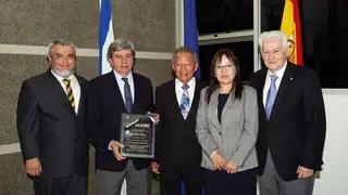Juan Jesús Cruz, segundo por la izquierda