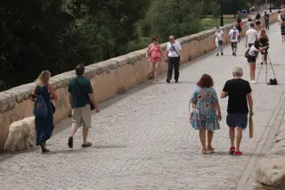 Gente paseando por el Puente Romano.