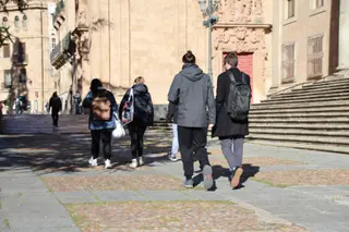 Gente paseando por las calles de Salamanca