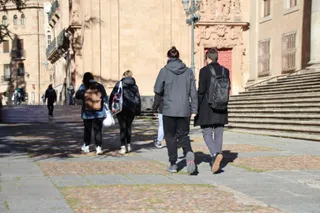 Gente paseando por las calles de Salamanca