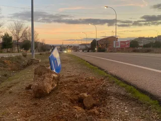 Lugar en el que ha ocurrido el accidente y que se ha llevado una señal por delante y una farola