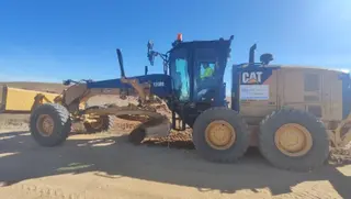 Motoniveladora utiliza para nivelar caminos en Cabrerizos