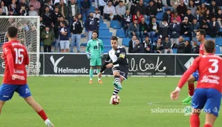 Ramiro da un pase ante el Tarazona | FOTO SALAMANCA24HORAS.COM