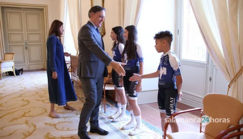 Carlos García Carbayo, recibe a Vega Iglesias, campeona de España de ciclismo en categoría infantil