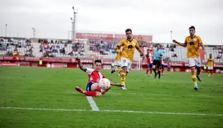 Romero no llega a un centro ante la mirada de Rojo y Tropi FOTO UNIONISTAS CF