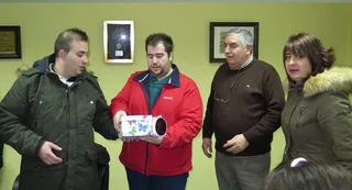 La Hermandad de Jesús Nazareno entrega a Cáritas dinero y comida