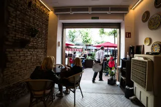 Clientes en un restaurante el día en el que se reabren al público los establecimientos de hostelería y restauración para consumo en el local, siempre que no se supere un 40% de su aforo, que coin