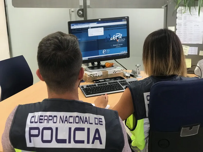 Agentes de la Policía Nacional delante de un ordenador. Foto de archivo