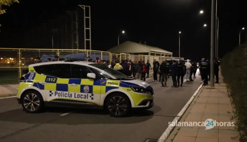 Policía Local y Nacional en el campo de fútbol del Zurguén