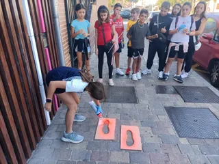 Los niños de Carbajosa pintan las huellas de las rutas escolares