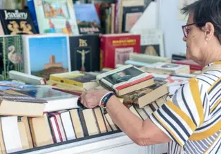 Una persona ojea un libro de segunda mano en una fotografía de archivo de Europapress