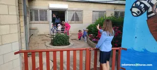 Un huerto de tomates en un colegio o flores en el patio para concienciar a los más pequeños sobre una Salamanca más verde