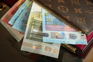 Cartera con dinero